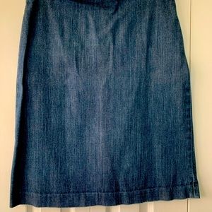 Gap denim straight skirt to the knee with zipper back